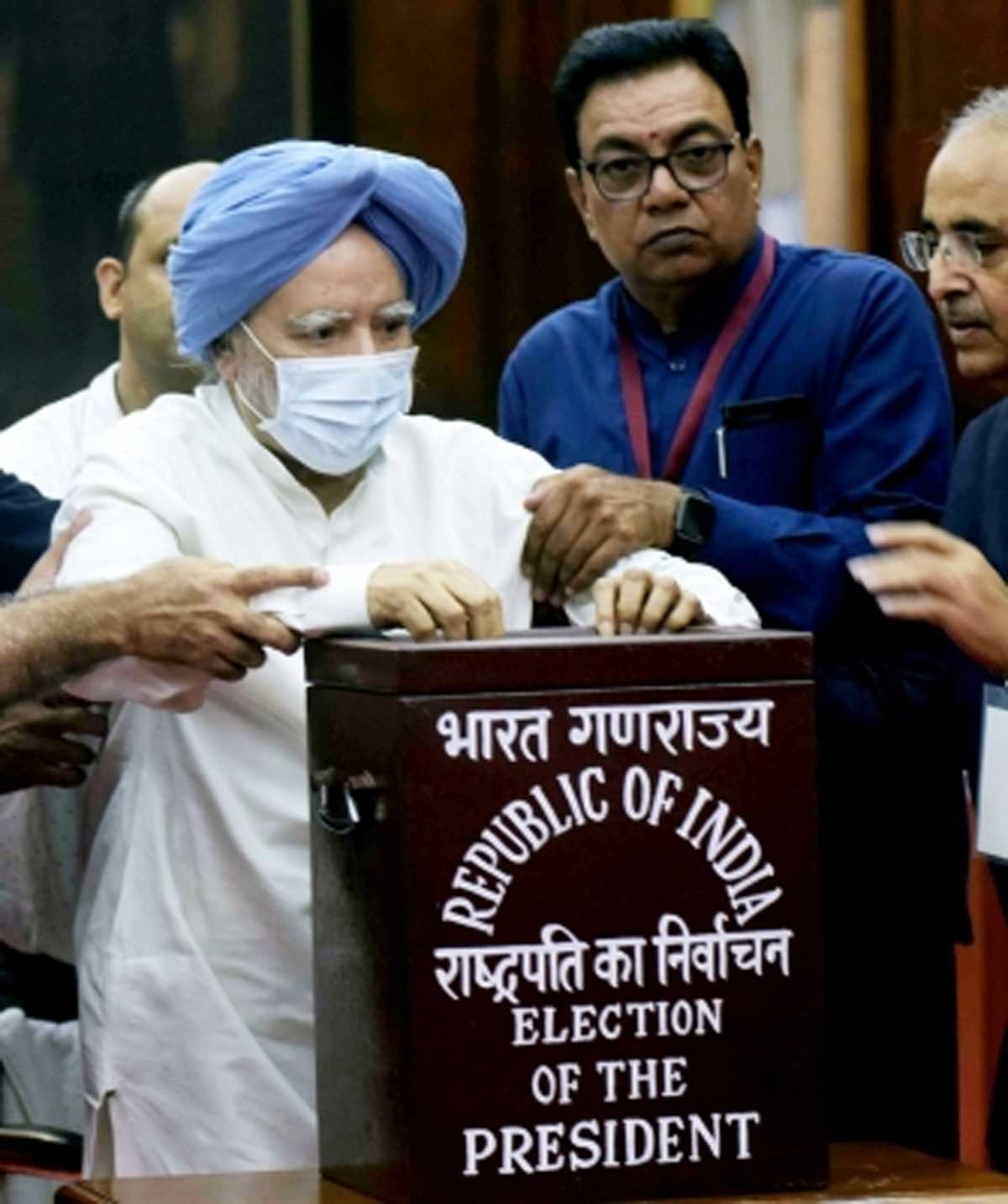 राष्ट्रपति चुनाव: बीमार पूर्व प्रधानमंत्री मनमोहन सिंह व्हीलचेयर पर वोट डालने आए